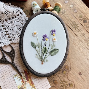 Flower Embroidered Hoop, Daisi and Violet, Modern Farmhouse Decor, Spring Decorations, Finished Embroidery, Birth Flower,Unique Gift for Mom